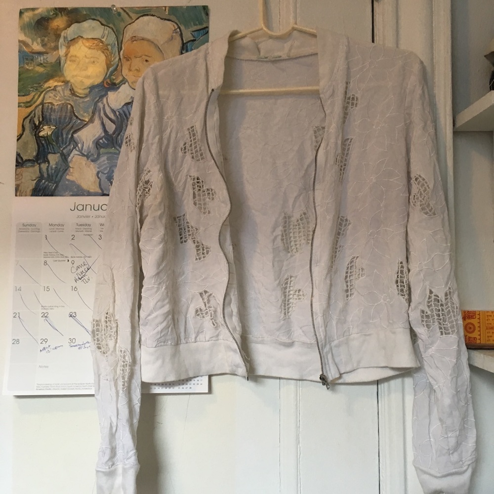 Light throwing sweater